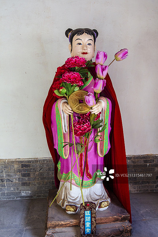 北京市门头沟区金顶妙峰山回香阁（财神庙）财神殿旺财童女雕像图片素材