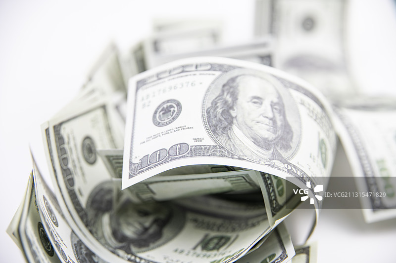 白色背景中散放着的美元图片素材