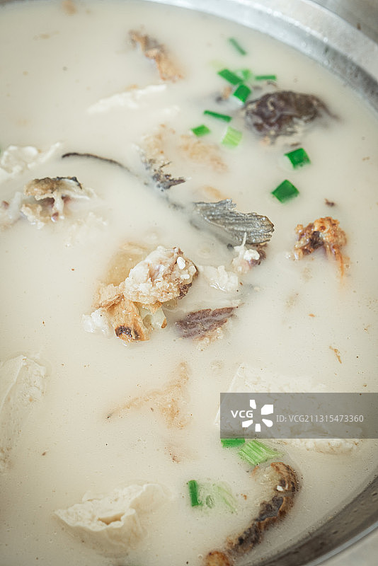 奶白色的鱼头豆腐汤图片素材