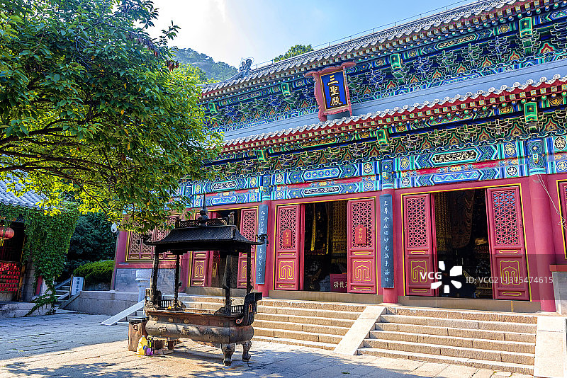中国山东省青岛市崂山华严游览区华严寺三圣殿图片素材