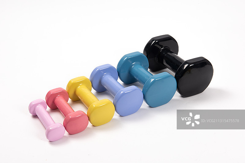 白色背景上不同大小的哑铃，健身运动图片素材