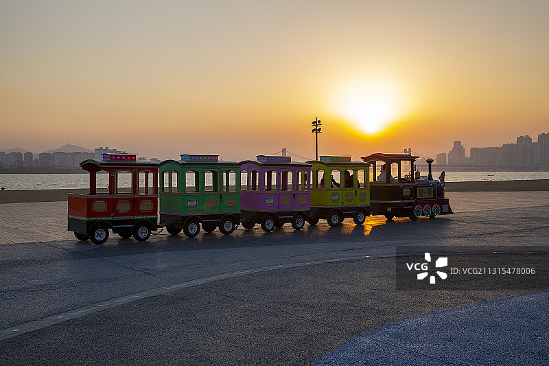黄昏夕阳鱼梁洲快乐水岸儿童小火车图片素材