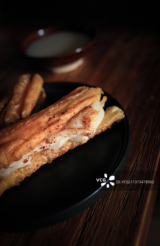 自制网红早餐--油条包麻薯图片素材