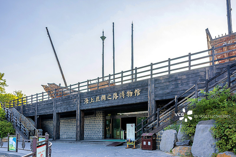 中国山东烟台蓬莱阁风景区古船博物馆图片素材