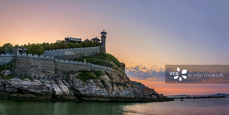 中国山东烟台蓬莱阁古建筑群日暮风光图片素材