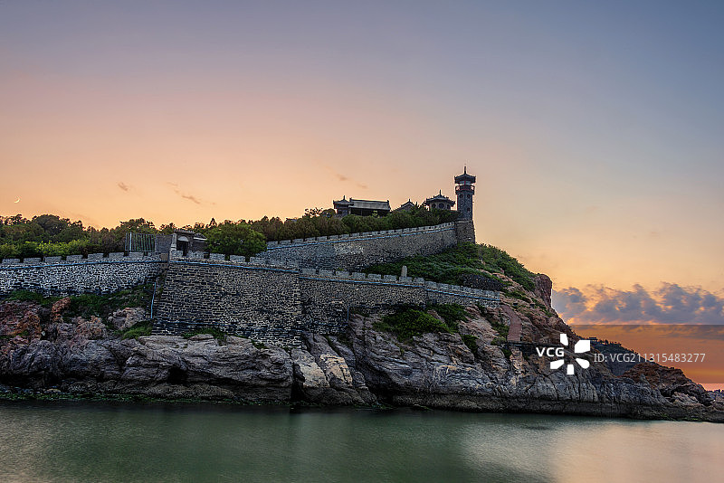 中国山东烟台蓬莱阁古建筑群日暮风光图片素材