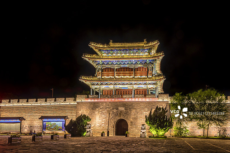 中国山东烟台蓬莱阁蓬莱水城振扬门夜景图片素材