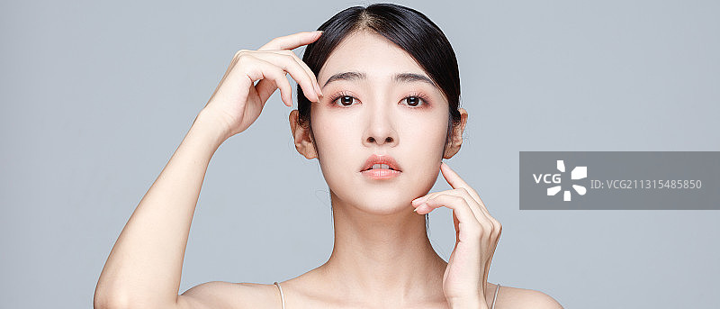 影棚拍摄年轻东方女性美容肖像图片素材
