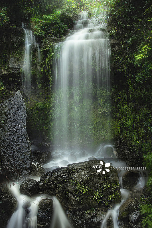 山涧瀑布图片素材