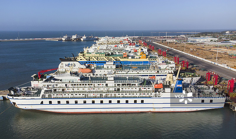 航拍海口新港内停泊的船队和航行的船只图片素材