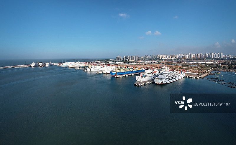 航拍海口新港内停泊的船队和航行的船只图片素材