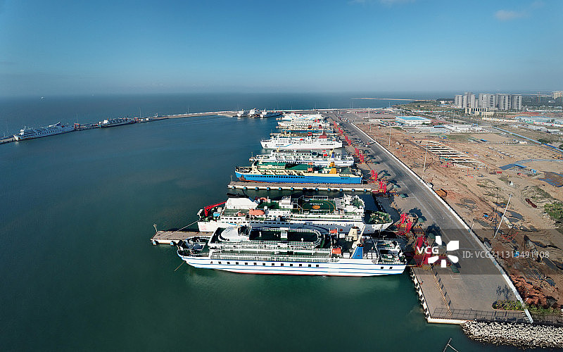 航拍海口新港内停泊的船队和航行的船只图片素材