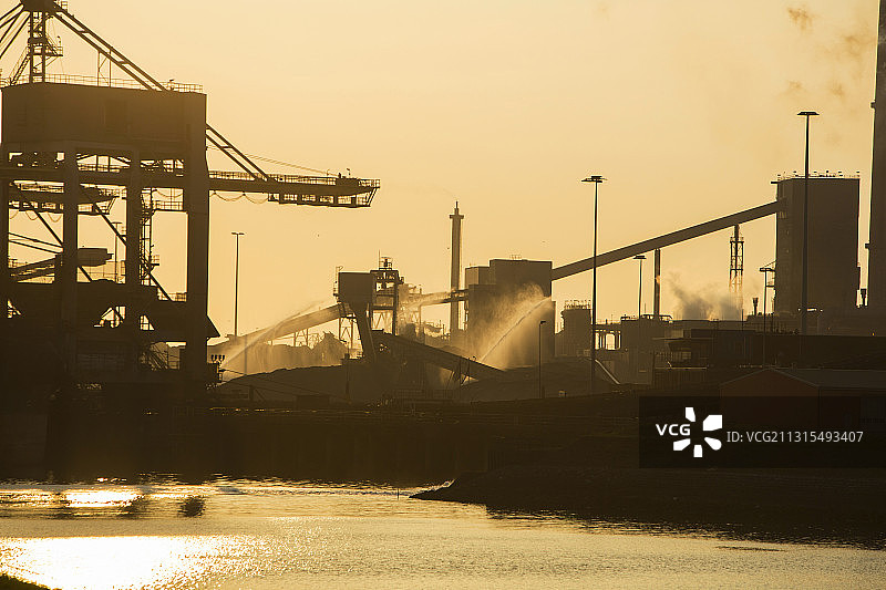 荷兰艾默伊登钢铁厂的排放物图片素材