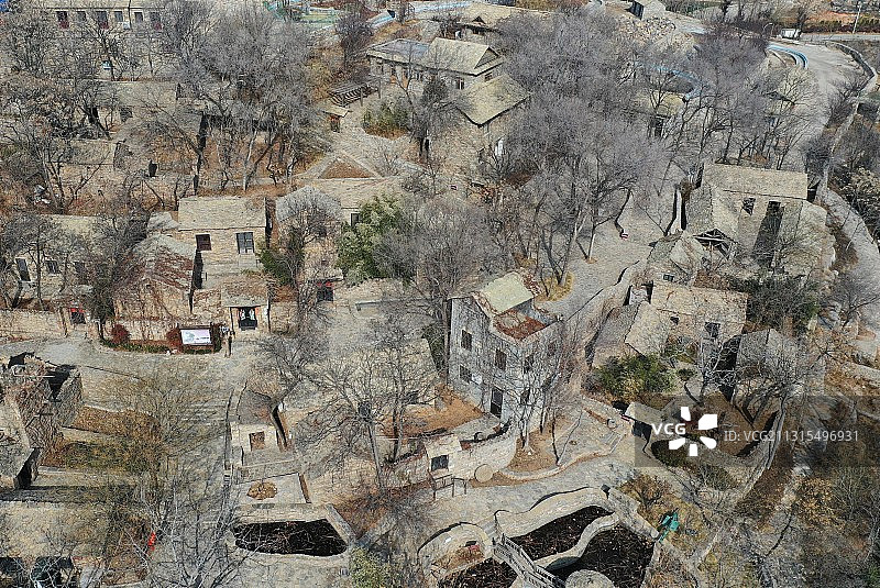 中国传统村落山东枣庄山亭区兴隆庄石板房村图片素材