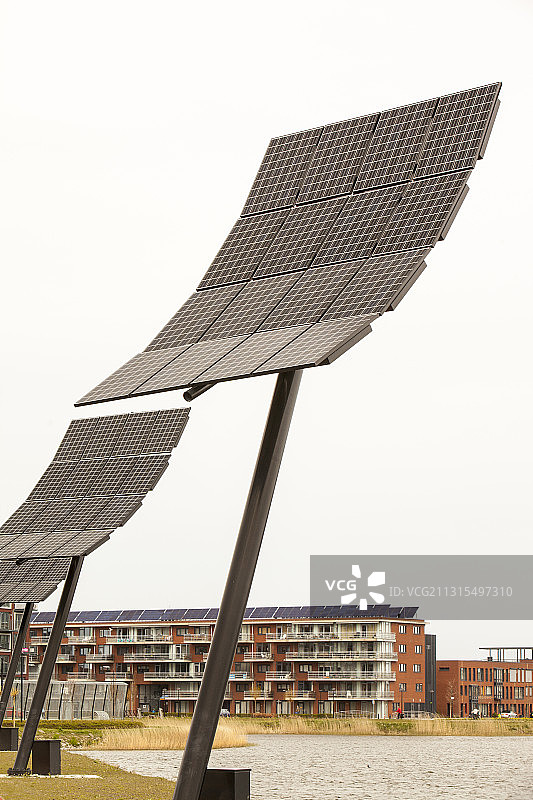 荷兰希尔胡戈瓦德太阳城的太阳能电池板图片素材