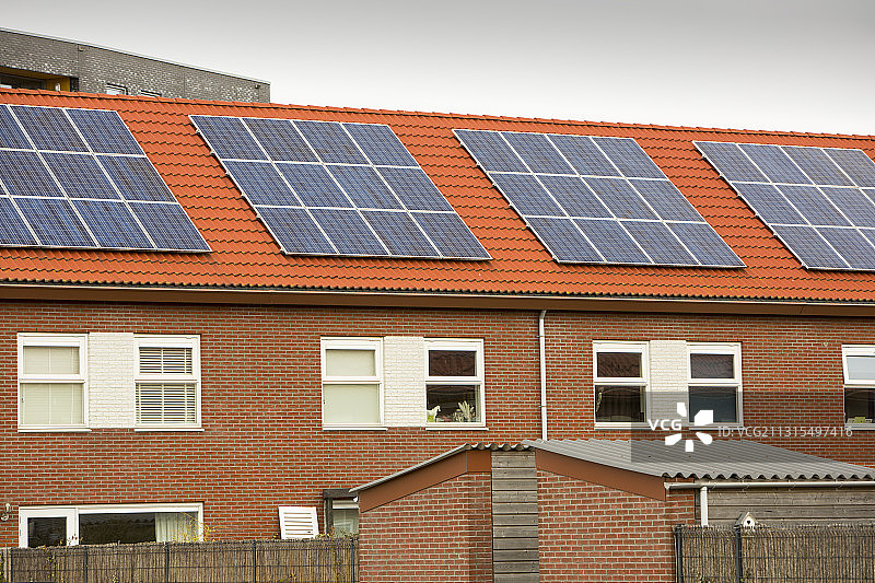 荷兰希尔黑戈瓦德太阳城的房屋上的太阳能电池板图片素材