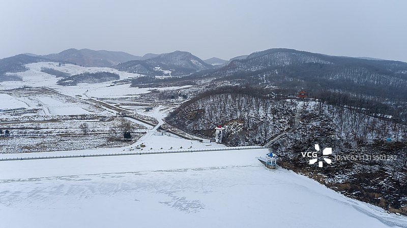 无人机航拍吉林舒兰亮甲山水库冬日风光如同水墨画图片素材