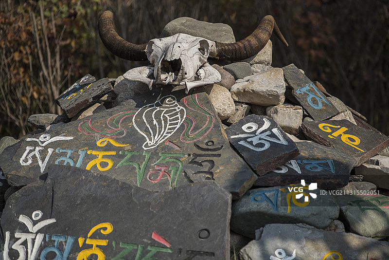 中国青海省海东市互助土族自治县彩虹部落土族园玛尼石堆图片素材