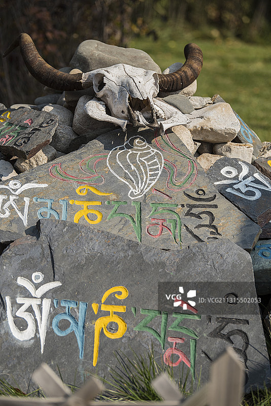 中国青海省海东市互助土族自治县彩虹部落土族园玛尼石堆图片素材