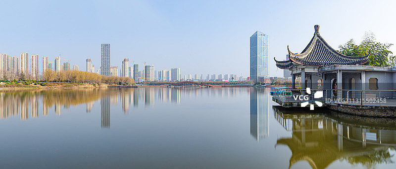 安徽蚌埠张公山公园水边长廊休息亭子图片素材