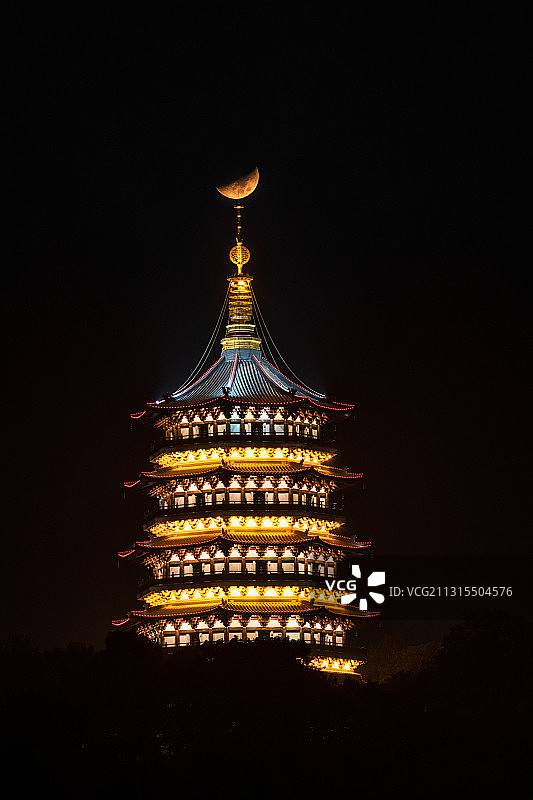 月落雷峰塔，雷峰塔顶月图片素材