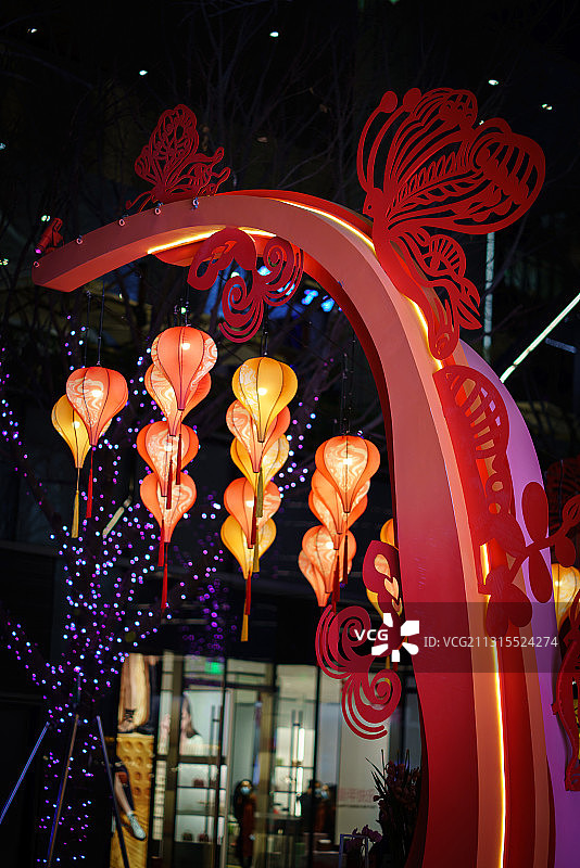 春节快到了，年味越来越浓了，灯笼挂起来了，花市热闹起来了图片素材