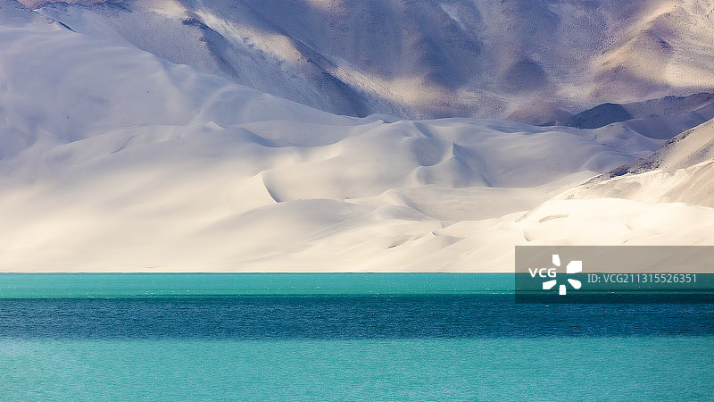 喀克拉克湖静谧之蓝图片素材