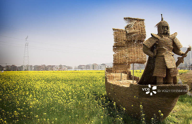 油菜花中的稻草人图片素材