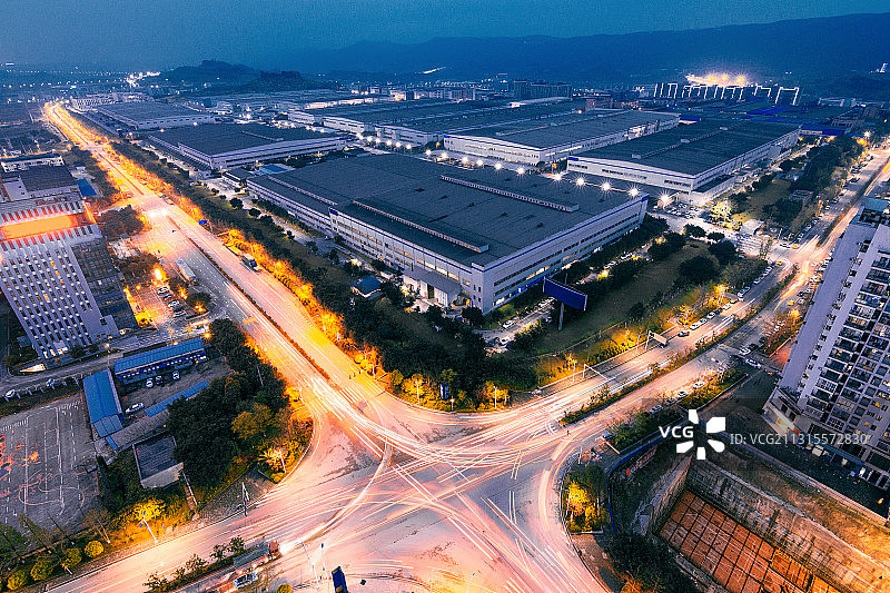 重庆市江北区港城工业园区夜景十字路口车流俯视图图片素材