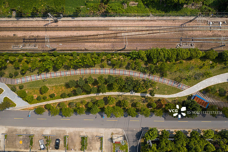 航拍铁路与村庄农田图片素材