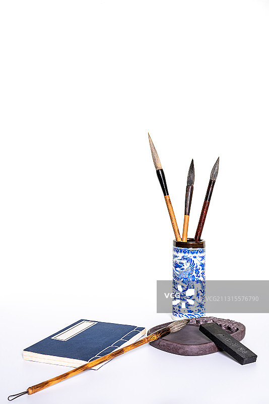 文房四宝笔墨纸砚书籍在白色背景上图片素材