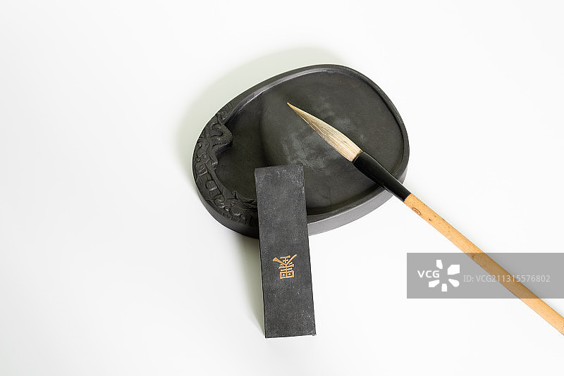 文房四宝笔墨纸砚书籍在白色背景上图片素材