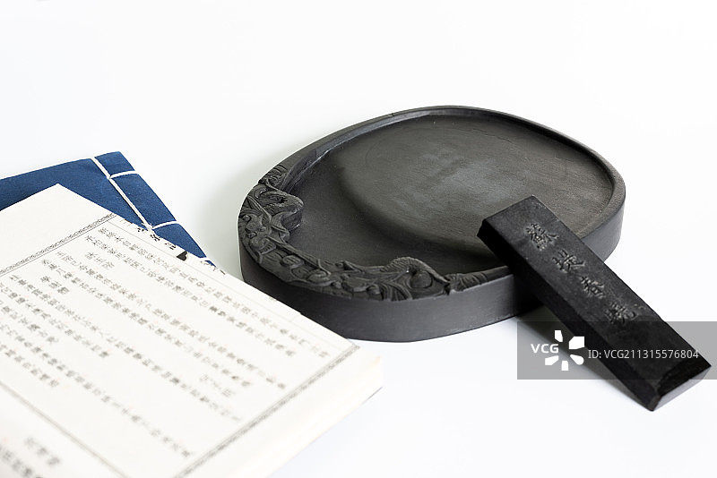 文房四宝笔墨纸砚书籍在白色背景上图片素材