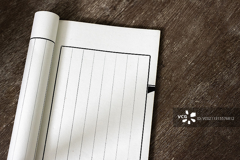 旧木板上的笔墨纸砚文房四宝图片素材