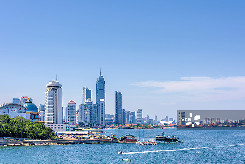 中国山东省烟台市海滨建筑群图片素材