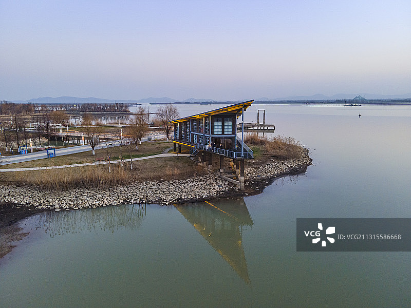 航拍江苏南京金陵高淳固城湖大桥湖滨公园风光图片素材