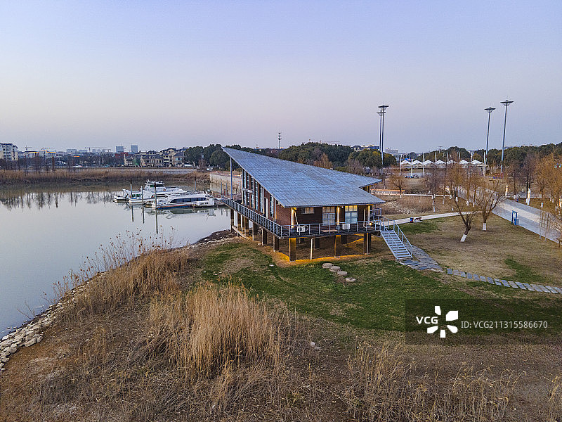 航拍江苏南京金陵高淳固城湖大桥湖滨公园风光图片素材