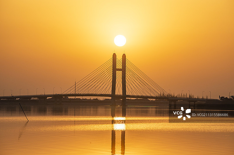 江苏南京金陵高淳固城湖大桥悬日图片素材