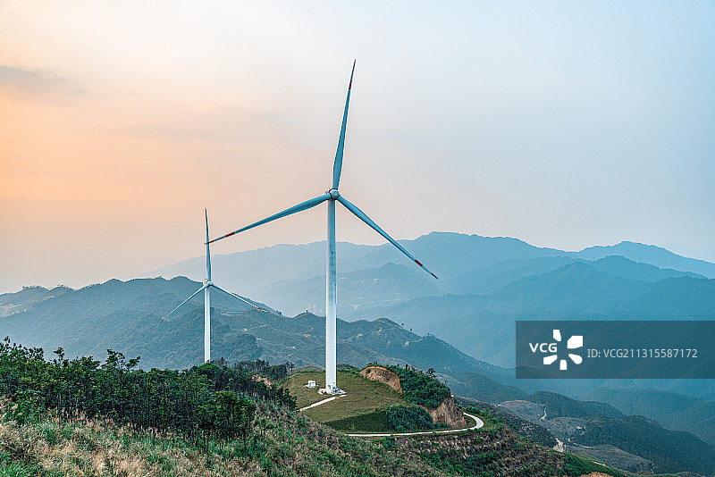 广东省肇庆市德庆县高良镇大顶山风力发电场图片素材