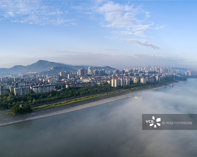 航拍襄阳汉江平流雾城市全景风光图片素材