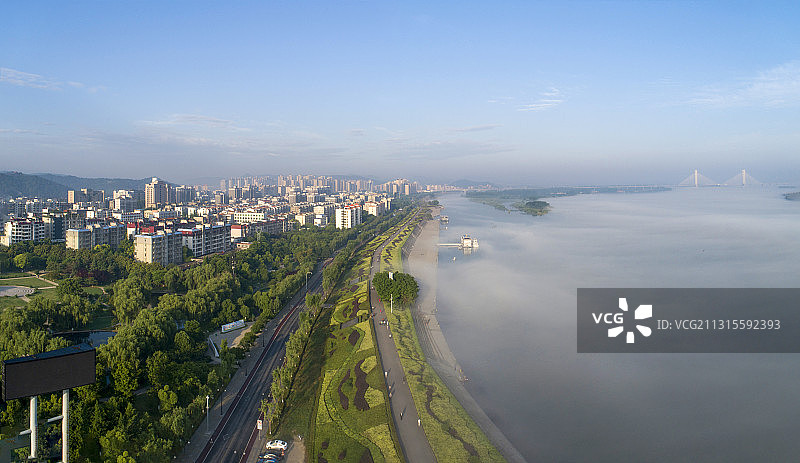 航拍襄阳汉江平流雾城市全景风光图片素材