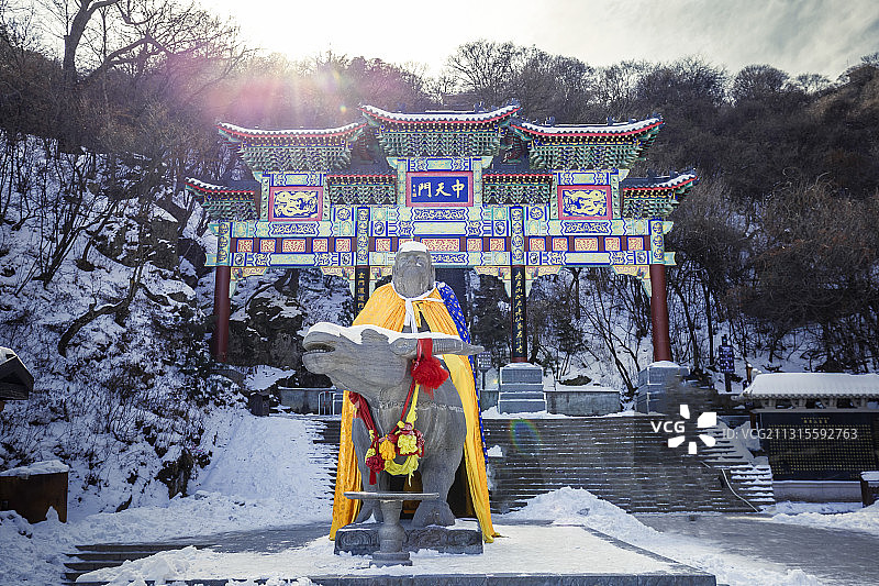 洛阳老君山的冬日午后，阳光明媚，中天门别有一番景象图片素材