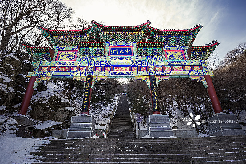 洛阳老君山的冬日午后，阳光明媚，中天门别有一番景象图片素材