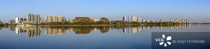 航拍黄冈遗爱湖湿地公园城市风光图片素材