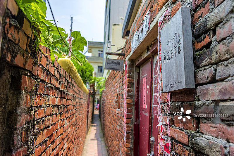 中国台湾彰化鹿港小镇摸乳巷图片素材