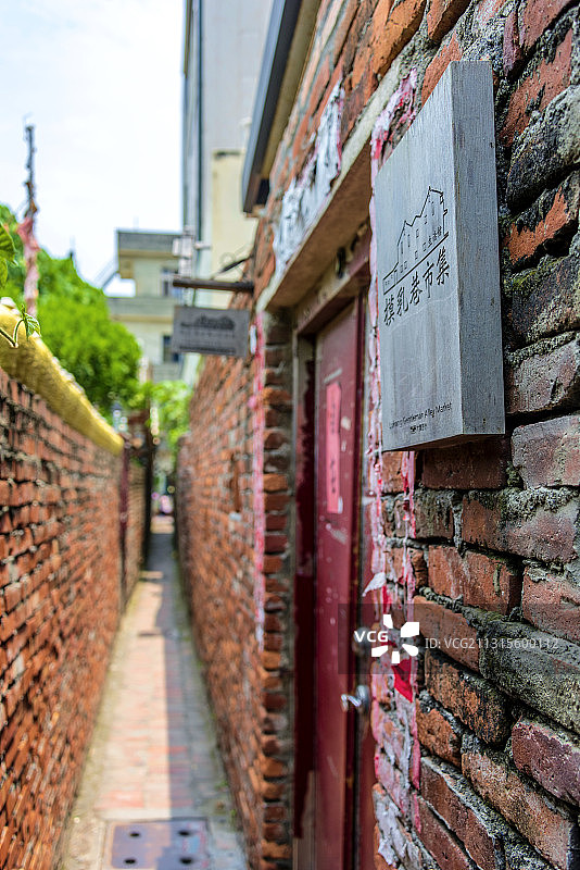 中国台湾彰化鹿港小镇摸乳巷图片素材
