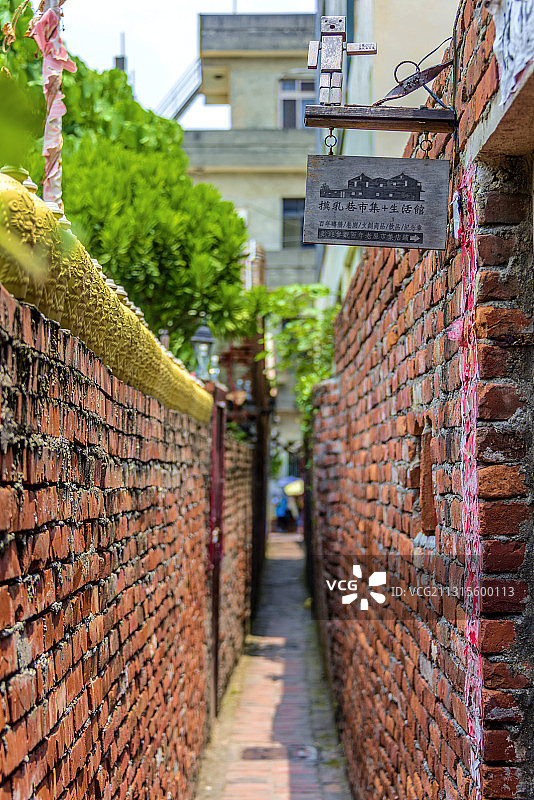 中国台湾彰化鹿港小镇摸乳巷图片素材