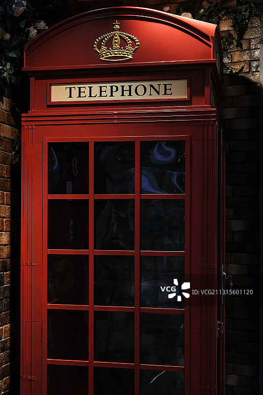 光影中的红色电话亭图片素材