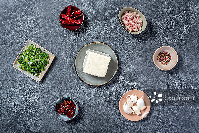 俯拍麻婆豆腐食材图片素材