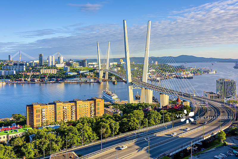 俄罗斯海参崴鹰巢山观景台拍金角湾大桥风光图片素材
